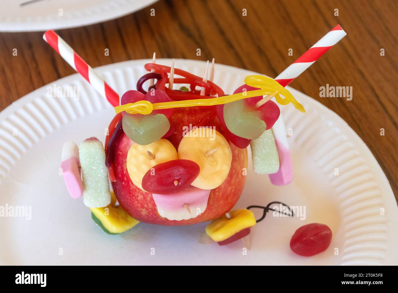 Concours amusant enfants enfants à Alresford Apple Day, Hampshire, Angleterre, Royaume-Uni, octobre 2023, visages de pomme faits avec des bonbons ou des bonbons Banque D'Images