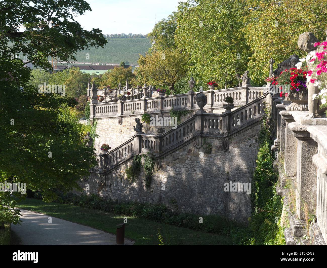 Balustrade baroque avec statues de grès dans le jardin de la cour devant la façade de la résidence Würzburg Banque D'Images