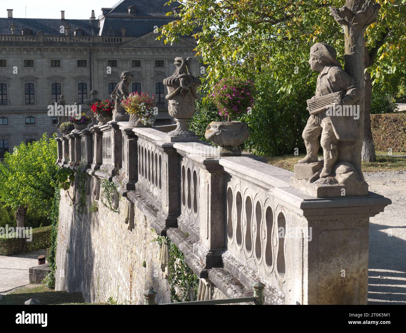 Balustrade baroque avec statues de grès dans le jardin de la cour devant la façade de la résidence Würzburg Banque D'Images