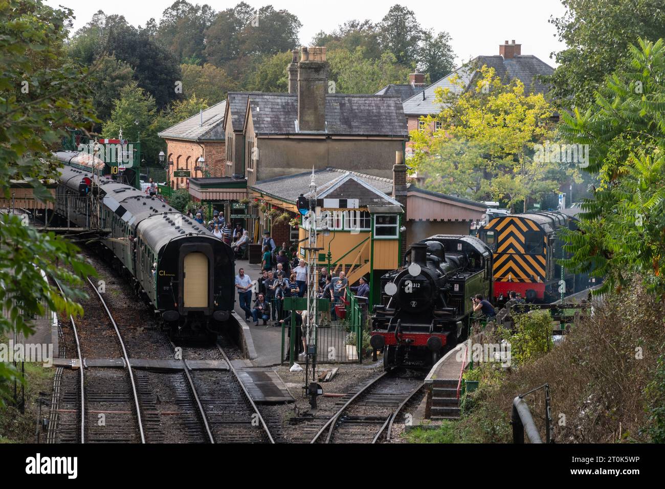 Alresford Station lors du gala de vapeur d'automne Watercress Line octobre 2023, avec des tours en train à vapeur, Hampshire, Angleterre, Royaume-Uni Banque D'Images Alresford Station lors du gala de vapeur d'automne Watercress Line octobre 2023, avec des tours en train à vapeur, Hampshire, Angleterre, Royaume-Uni Banque D'Images