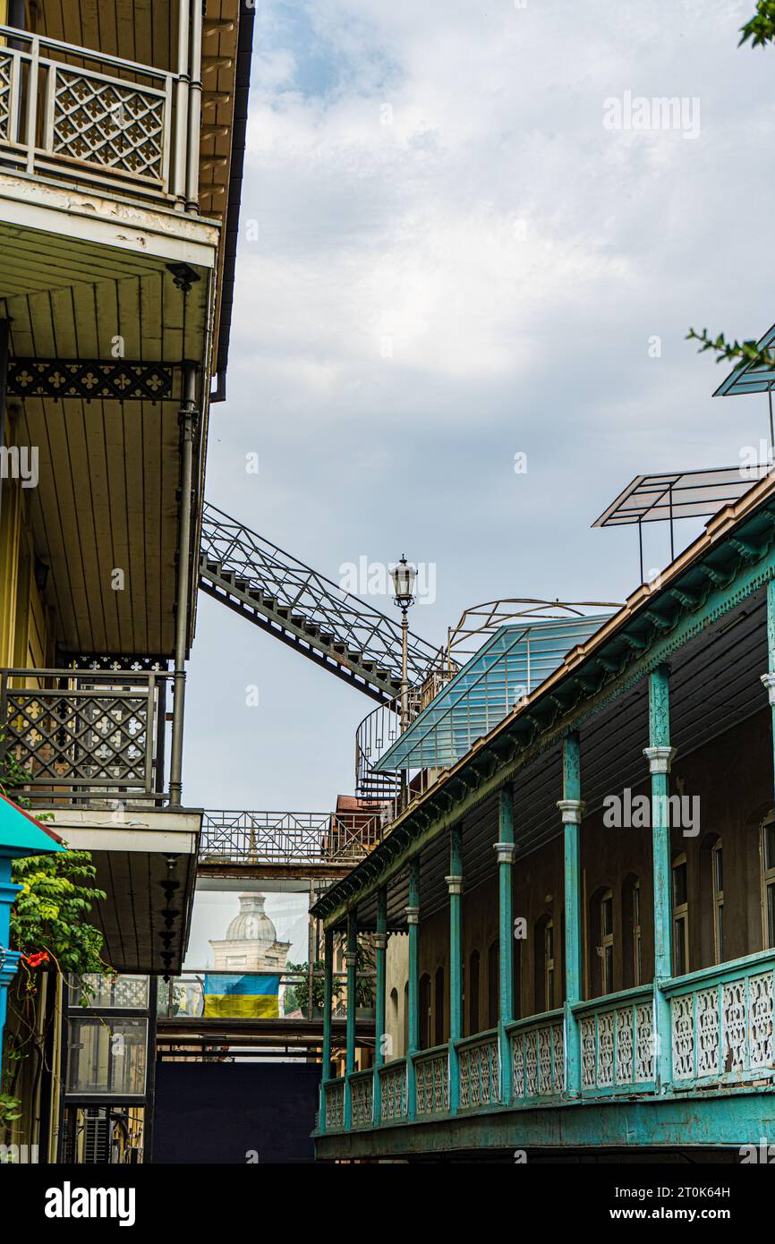 Rues étroites du vieux Tbilissi avec balcons en bois sculptés Banque D'Images