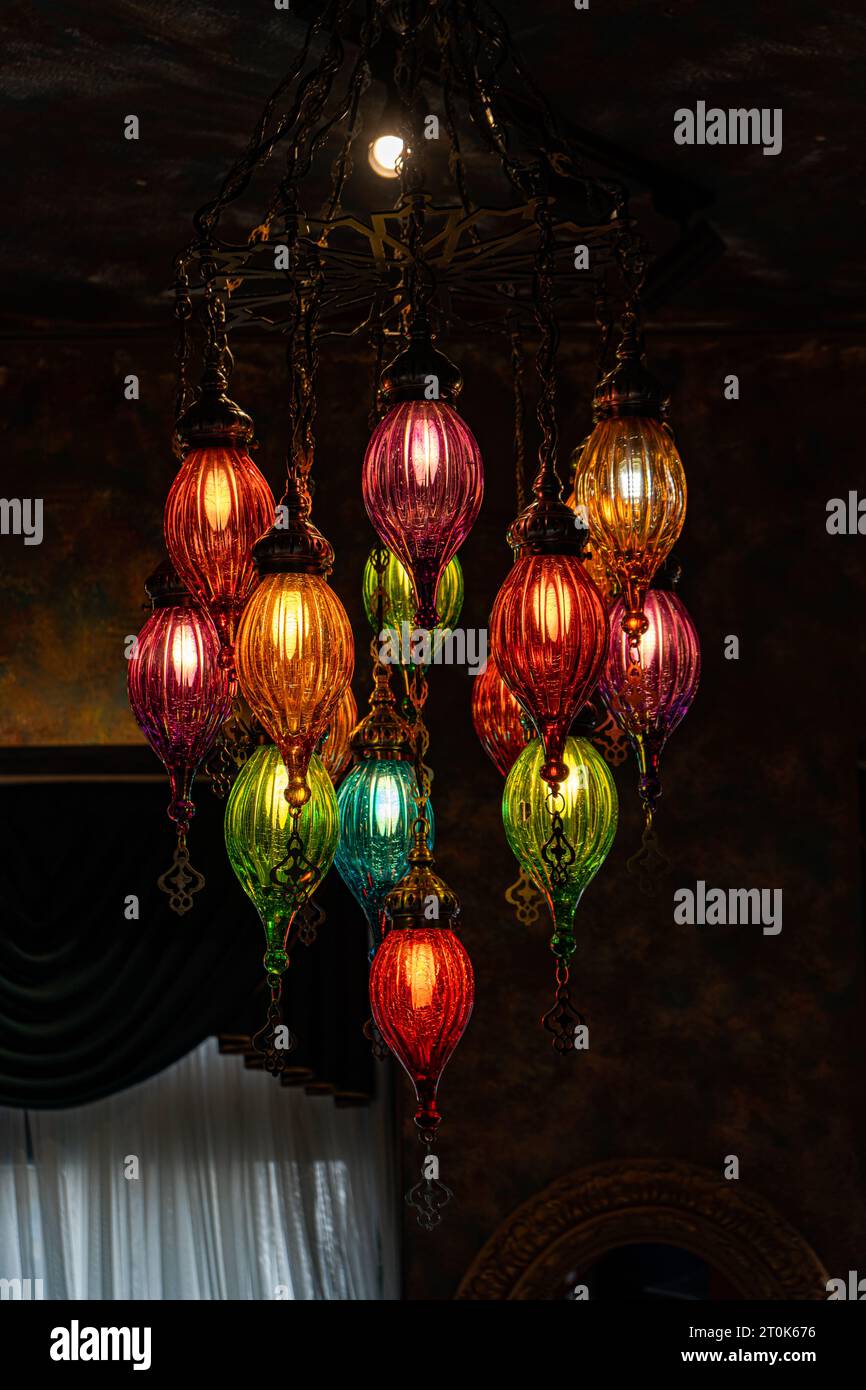 Belles lampes colorées dans le style arabe comme décoration d'intérieur Banque D'Images