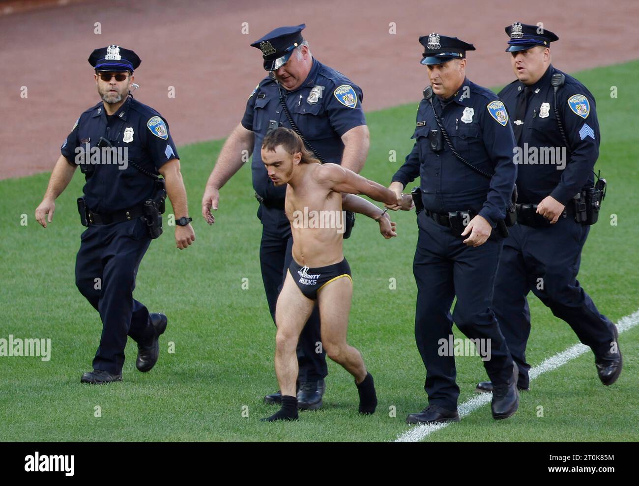 Baltimore, États-Unis. 07 octobre 2023. Un homme non identifié qui a couru sur le terrain est emmené par la police lors du premier match d'une série de division de la Ligue américaine MLB entre les Orioles de Baltimore et les Texas Rangers à Oriole Park à Camden yards à Baltimore le samedi 7 octobre 2023. Photo Tasos Katopodis/UPI crédit : UPI/Alamy Live News Banque D'Images