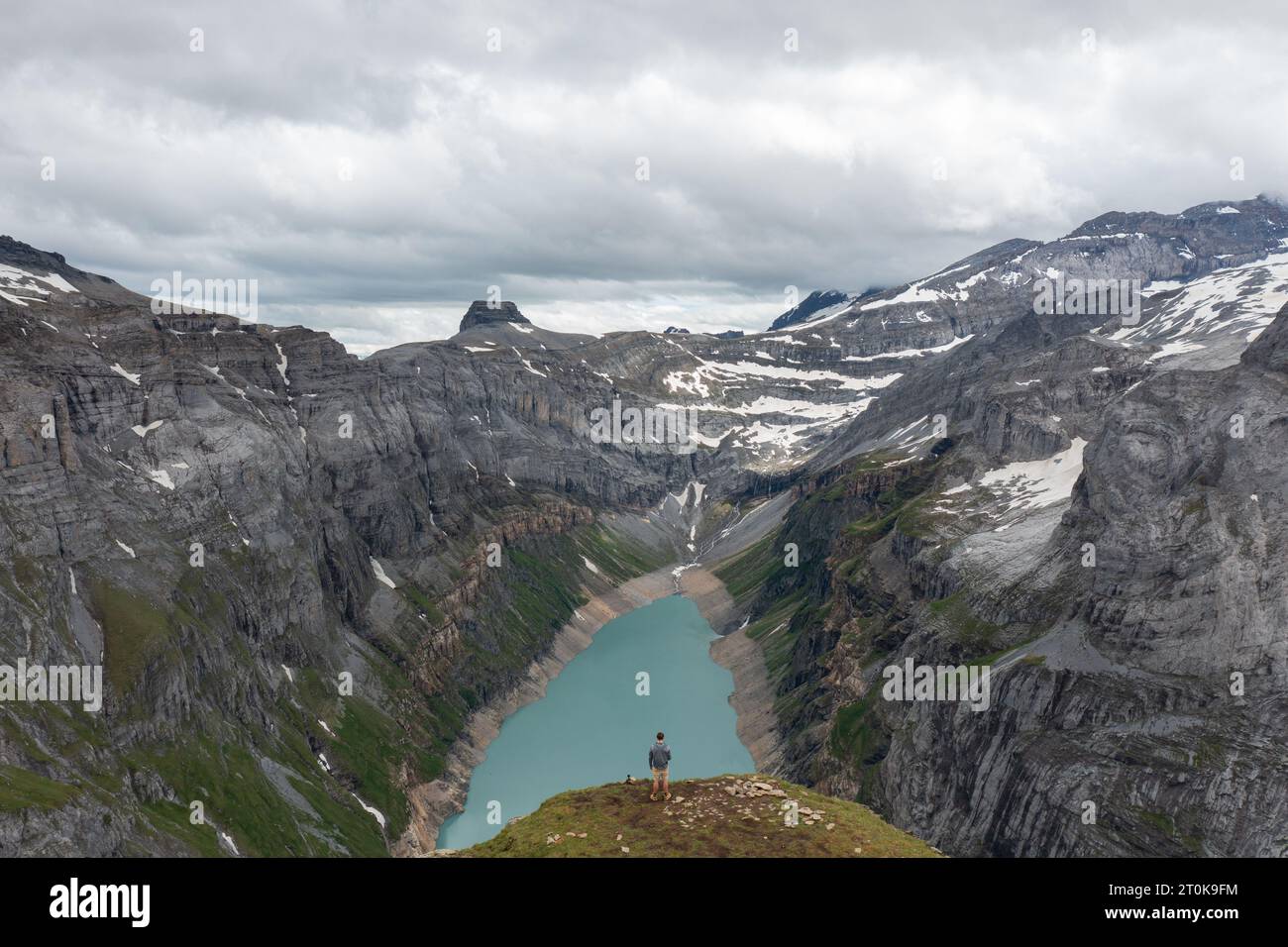 Incroyable photo d'un beau paysage dans les alpes de la Suisse. Magnifique vol avec un drone au-dessus d'un paysage étonnant dans le canton de Glaris. Banque D'Images