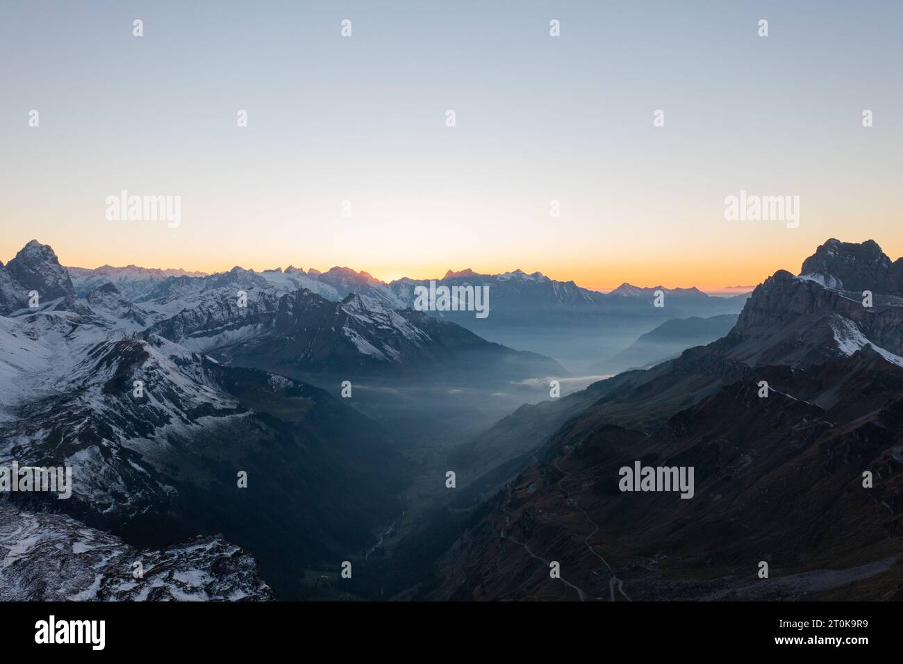 Image aérienne du village des Alpes suisses Sils Maria ou Segl Maria avec Piz Corvatsch au soleil de l'après-midi au-dessus. C'est une station de loisirs célèbre. Banque D'Images