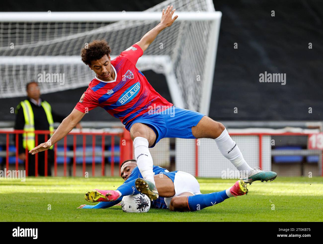 Alex Reid de l'Oldham Athletic Association football Club rencontre Aidan Francis-Clarke de Dagenham & Redbridge football Club lors du match de la Ligue nationale Vanarama entre Oldham Athletic et Dagenham et Redbridge à Boundary Park, Oldham le samedi 7 octobre 2023. (Photo : Thomas Edwards | MI News) crédit : MI News & Sport / Alamy Live News Banque D'Images