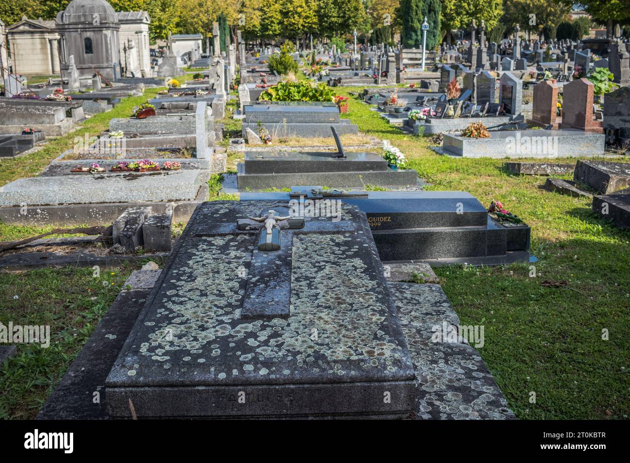 Reims, France - 06 octobre 2023 tombes de citoyens enterrés dans le cimetière de la ville de Reims, ville emblématique et capitale de la Champagne en FR Banque D'Images