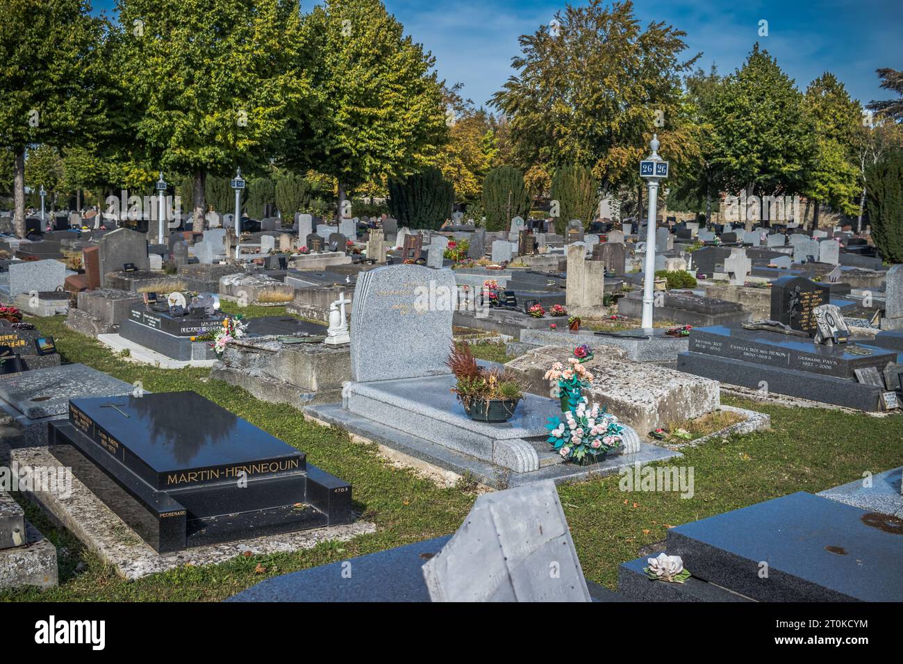 Reims, France - 06 octobre 2023 tombes de citoyens enterrés dans le cimetière de la ville de Reims, ville emblématique et capitale de la Champagne en FR Banque D'Images