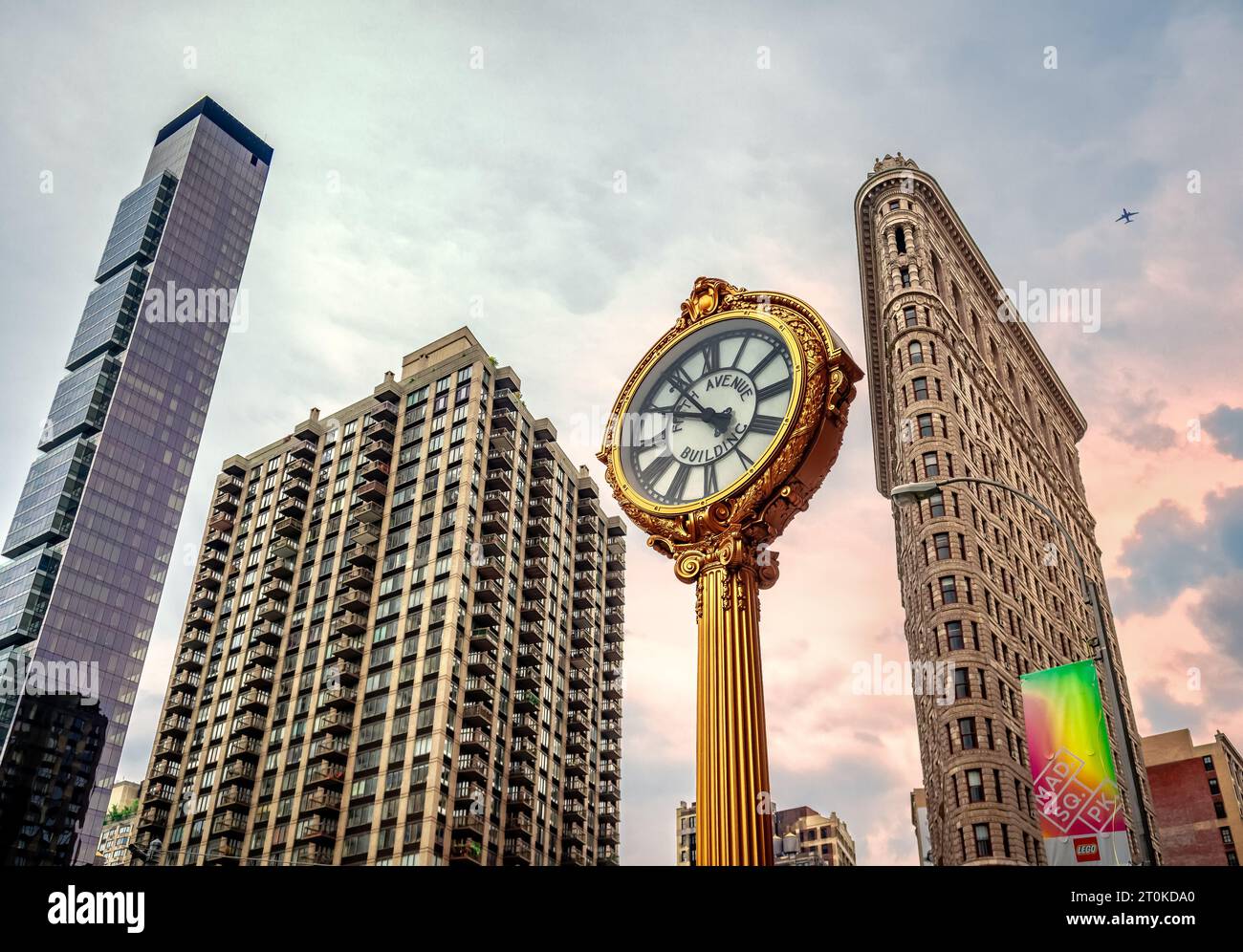 Vue sur un bâtiment Madison, Flatiron Building et l'horloge en fonte (à l'extérieur du Toys Center), à Madison Square, Midtown Manhattan, New York. Banque D'Images