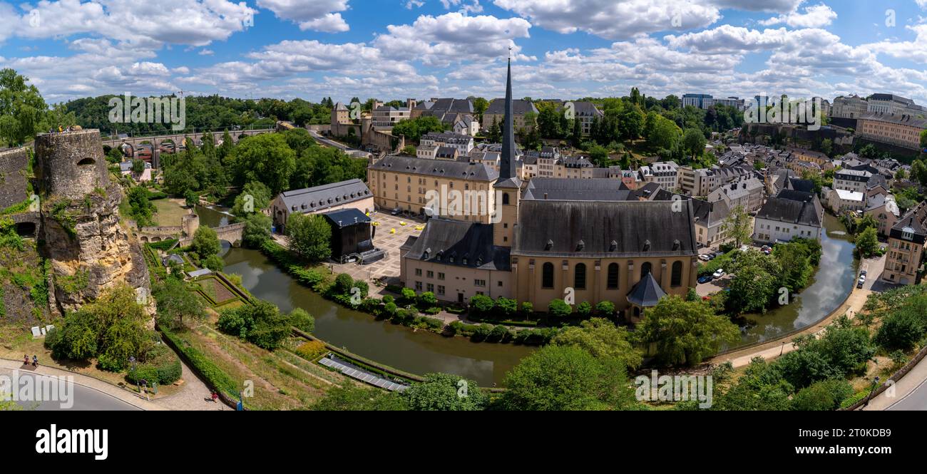 Panorama de l'abbaye de Neumünster, entourée par la rivière Alzette, dans le quartier Grund de Luxembourg-ville Banque D'Images