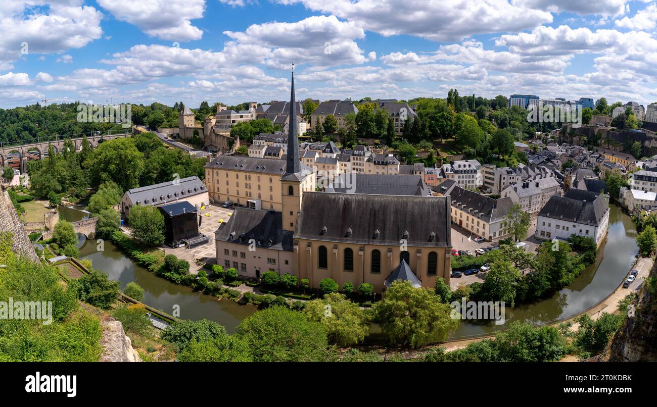 Panorama de l'abbaye de Neumünster, entourée par la rivière Alzette, dans le quartier Grund de Luxembourg-ville Banque D'Images