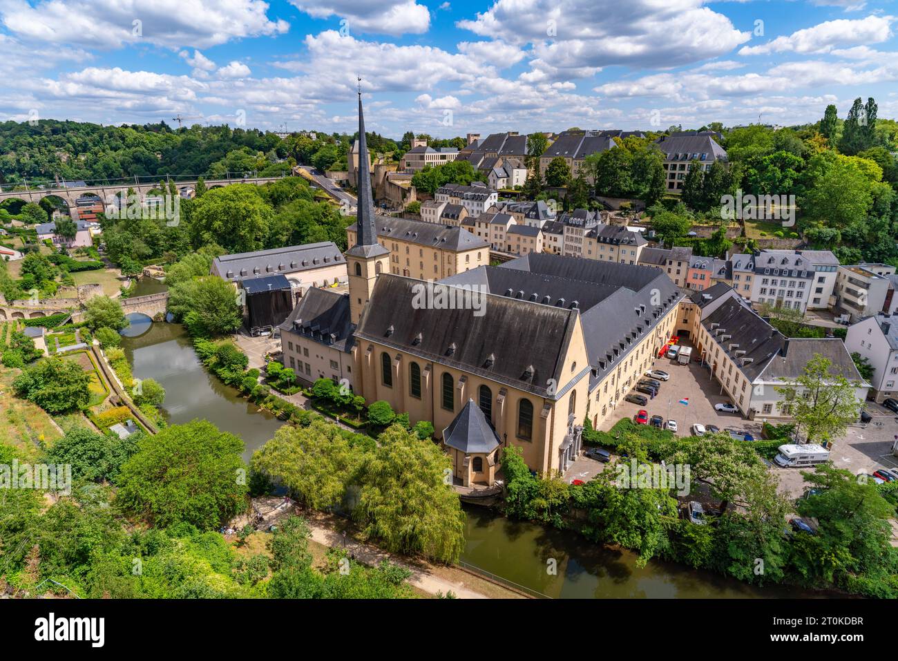 Abbaye de Neumünster, entourée par la rivière Alzette, dans le quartier Grund de Luxembourg-ville Banque D'Images