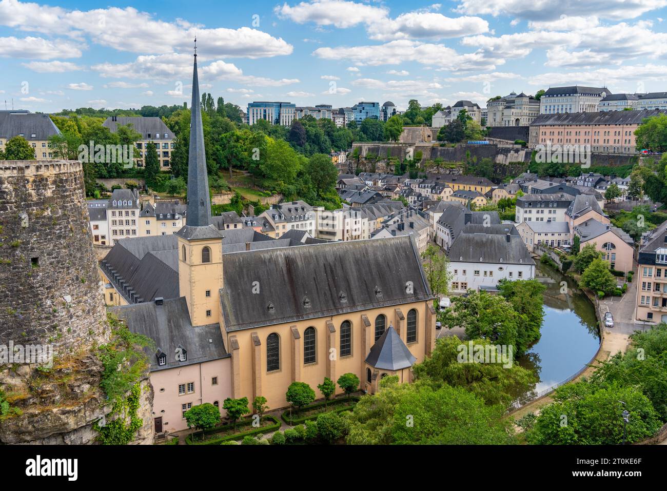 Abbaye de Neumünster, entourée par la rivière Alzette, dans le quartier Grund de Luxembourg-ville Banque D'Images