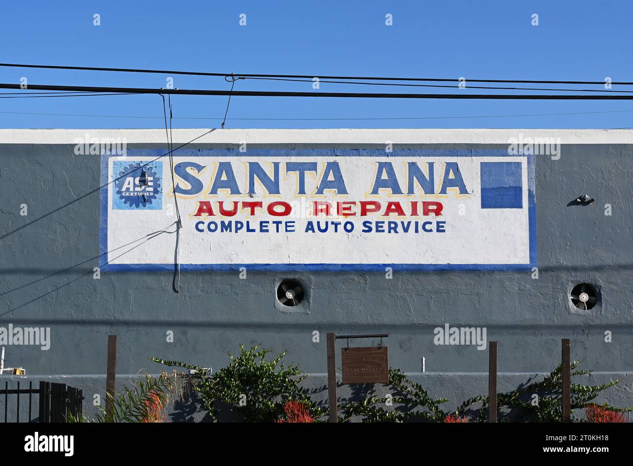 SANTA ANA, CALIFORNIE - 4 octobre 2023 : panneau peint sur le bâtiment de réparation automobile de Santa Ana. Banque D'Images