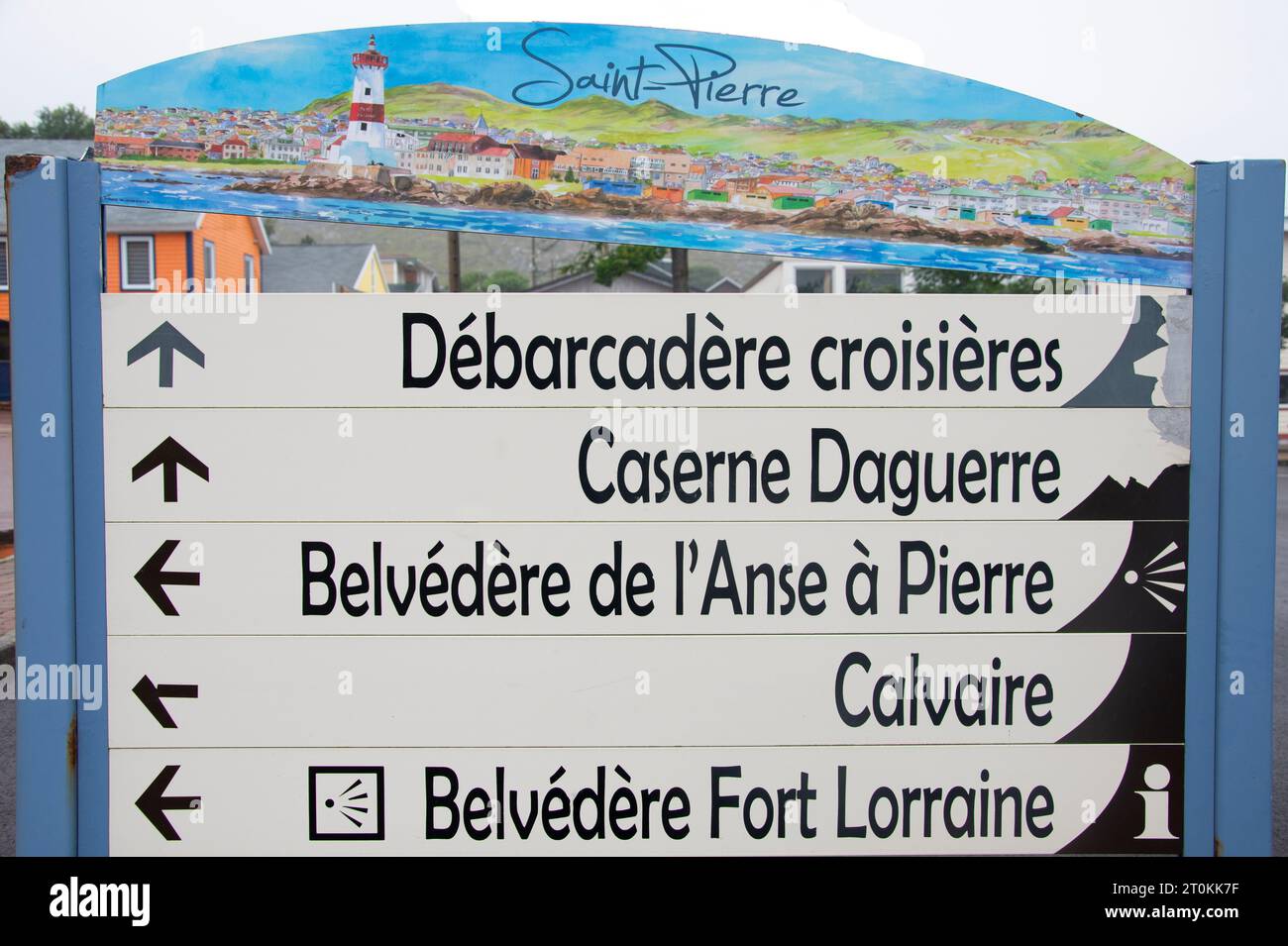 Tentative infructueuse d'un touriste sans scrupules essayant de voler l'en-tête coloré du panneau de rue dans la ville de Pierre, France Banque D'Images