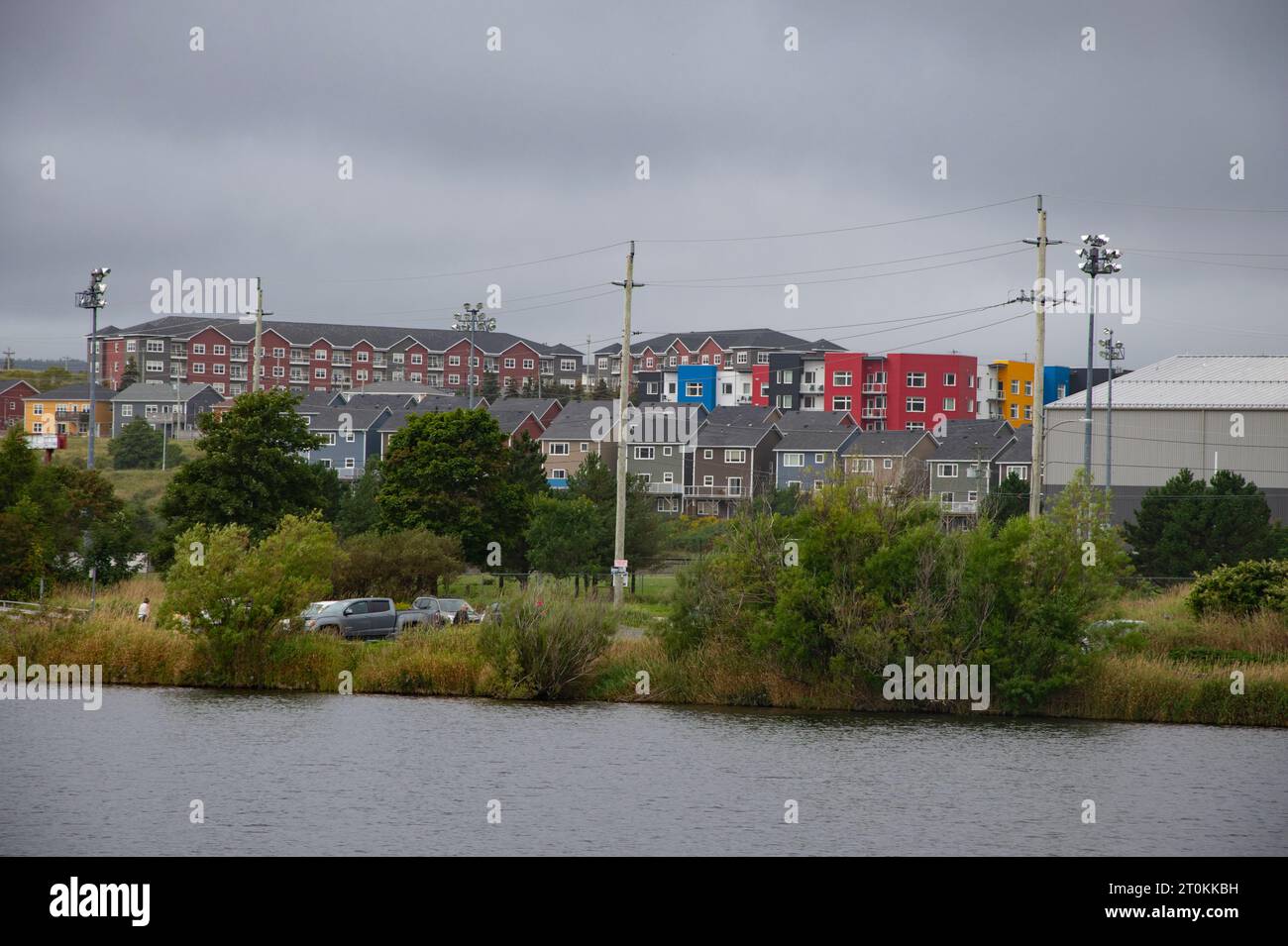 Immeubles d'appartements colorés donnant sur le lac Quidi Vidi à St. John's, Terre-Neuve-et-Labrador, Canada Banque D'Images