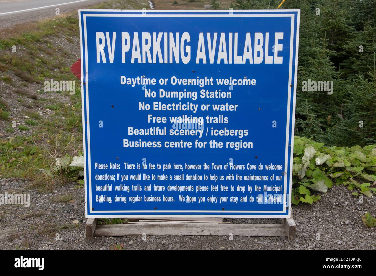 Panneau de stationnement pour véhicules de camping à Flower's Cove, Terre-Neuve-et-Labrador, Canada Banque D'Images