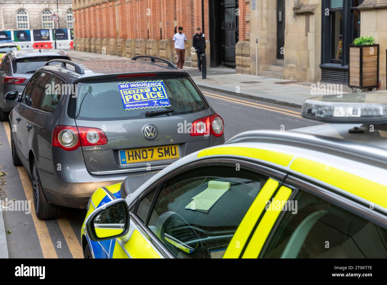 Police de Manchester, la police a saisi une voiture VW Passat pour ne pas avoir d'assurance, saisi pour aucun autocollant d'assurance placé sur la voiture, Manchester, Angleterre Banque D'Images