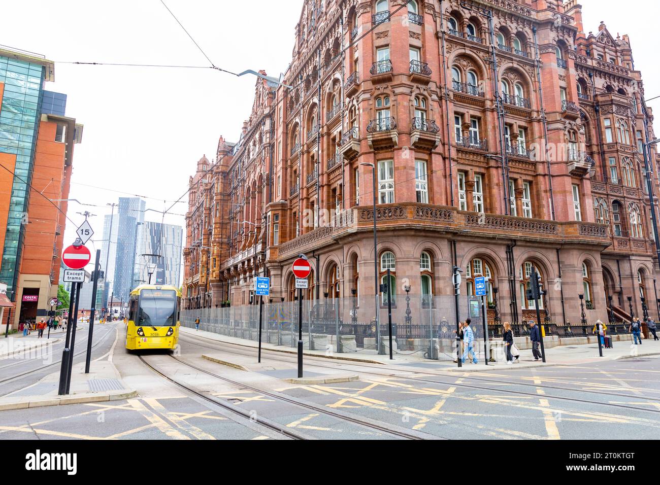 Le tram jaune Manchester dans le centre-ville passe par le Midland Hotel, Greater Manchester, England, UK, septembre 2023 Banque D'Images