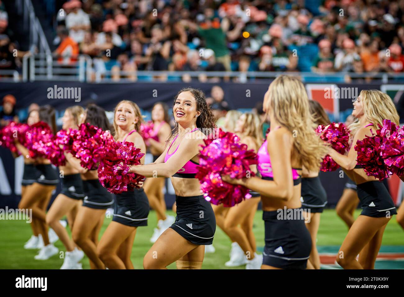 Miami, Floride, États-Unis. 7 octobre 2023. Équipe de danse pendant le match de football ACC entre Miami Hurricanes et Georgia Tech au Hard Rock Stadium à Miami, Floride, États-Unis. Crédit : Yaroslav Sabitov/YES Market Media/Alamy Live News. Banque D'Images