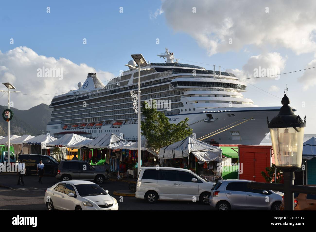 Roseau, Dominique - 9 janvier 2023 - le MS Riviera, un navire de croisière en Océanie, a accosté dans la capitale de la Dominique. Banque D'Images