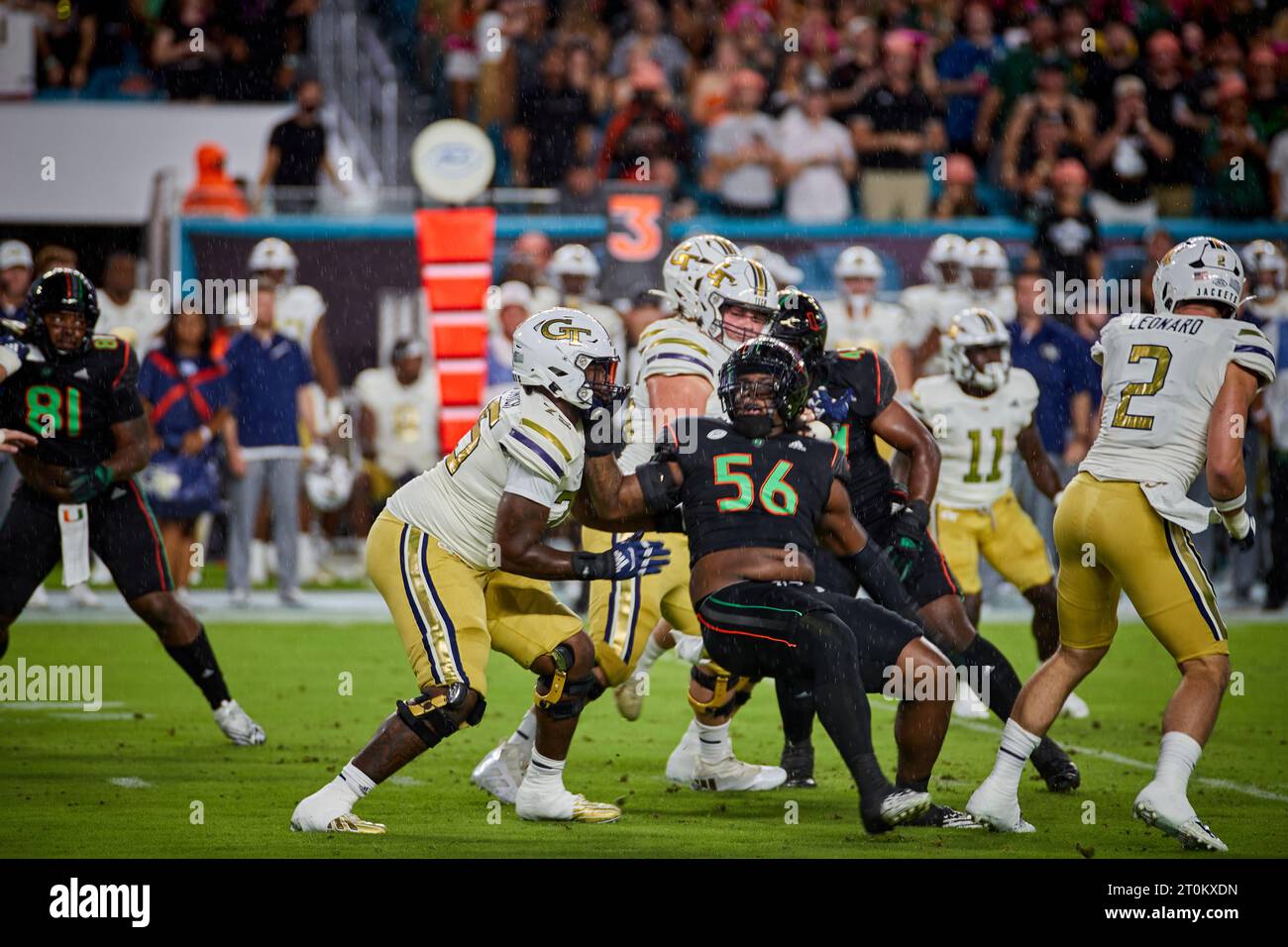 Miami, Floride, États-Unis. 7 octobre 2023. 56-Leonard Taylor III de Miami Canes lors du match de football de l'ACC entre Miami Hurricanes et Georgia Tech au Hard Rock Stadium de Miami, Floride, États-Unis. Crédit : Yaroslav Sabitov/YES Market Media/Alamy Live News. Banque D'Images