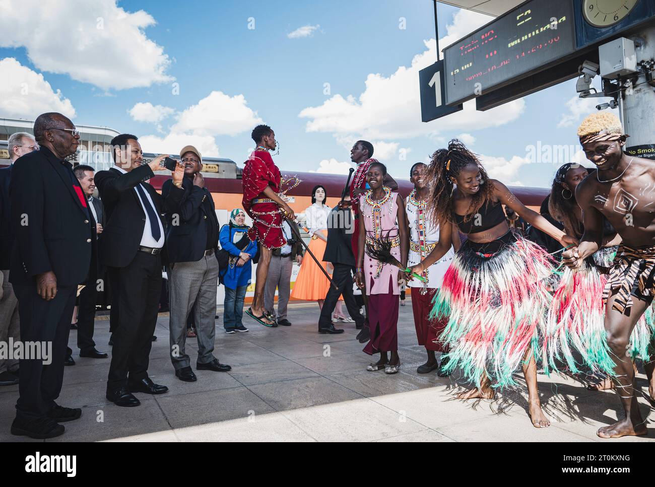 Nairobi, Kenya. 6 octobre 2023. La délégation des envoyés observe la performance à la gare de Nairobi du chemin de fer Mombasa-Nairobi à Nairobi, Kenya, le 6 octobre 2023. POUR ALLER AVEC «chemin de fer moderne construit par la Chine au Kenya loué pour ses innombrables avantages» crédit : Wang Guansen/Xinhua/Alamy Live News Banque D'Images