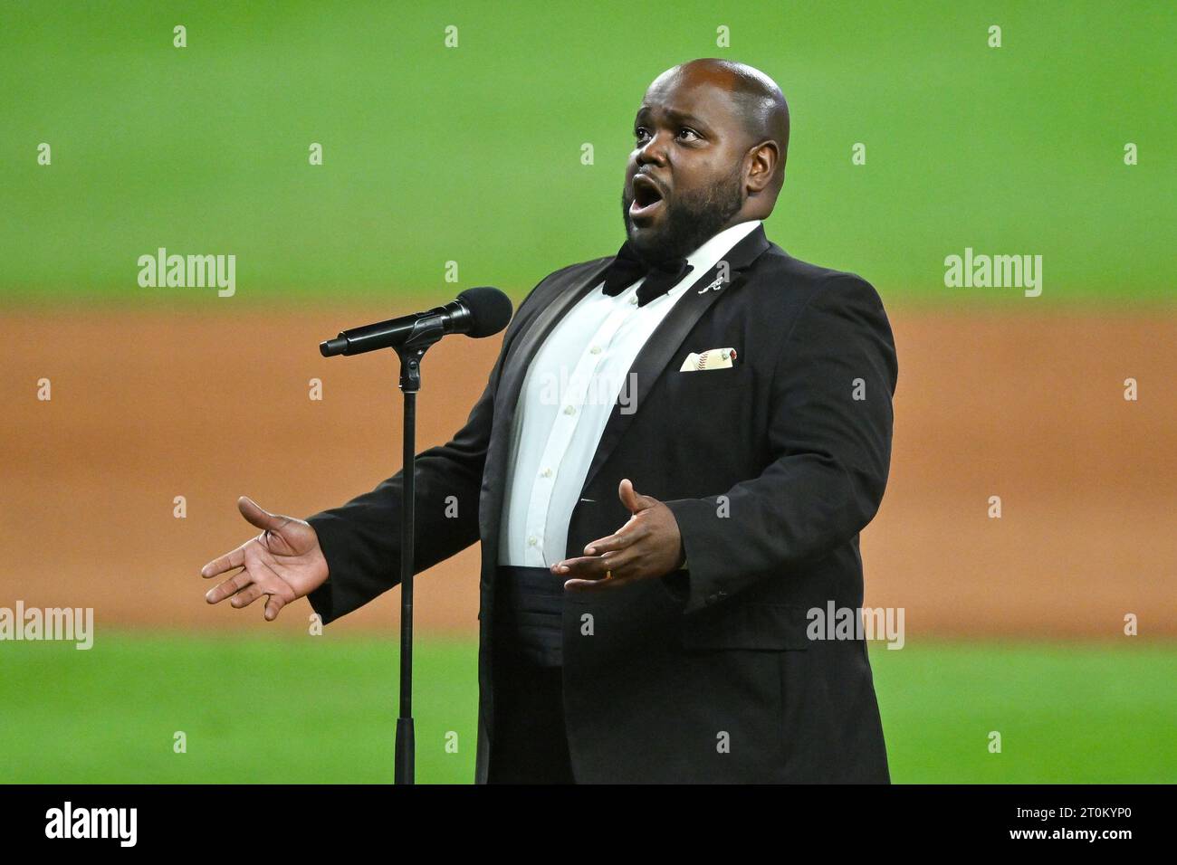 ATLANTA, GA – OCTOBER 07: Tenor Timothy Miller leads the crowd in signing God Bless America during game 1 of the NLDS between the Philadelphia Phillies and the Atlanta Braves on October 7th, 2023 at Truist Park in Atlanta, GA. (Photo by Rich von Biberstein/Icon Sportswire) (Icon Sportswire via AP Images) Banque D'Images