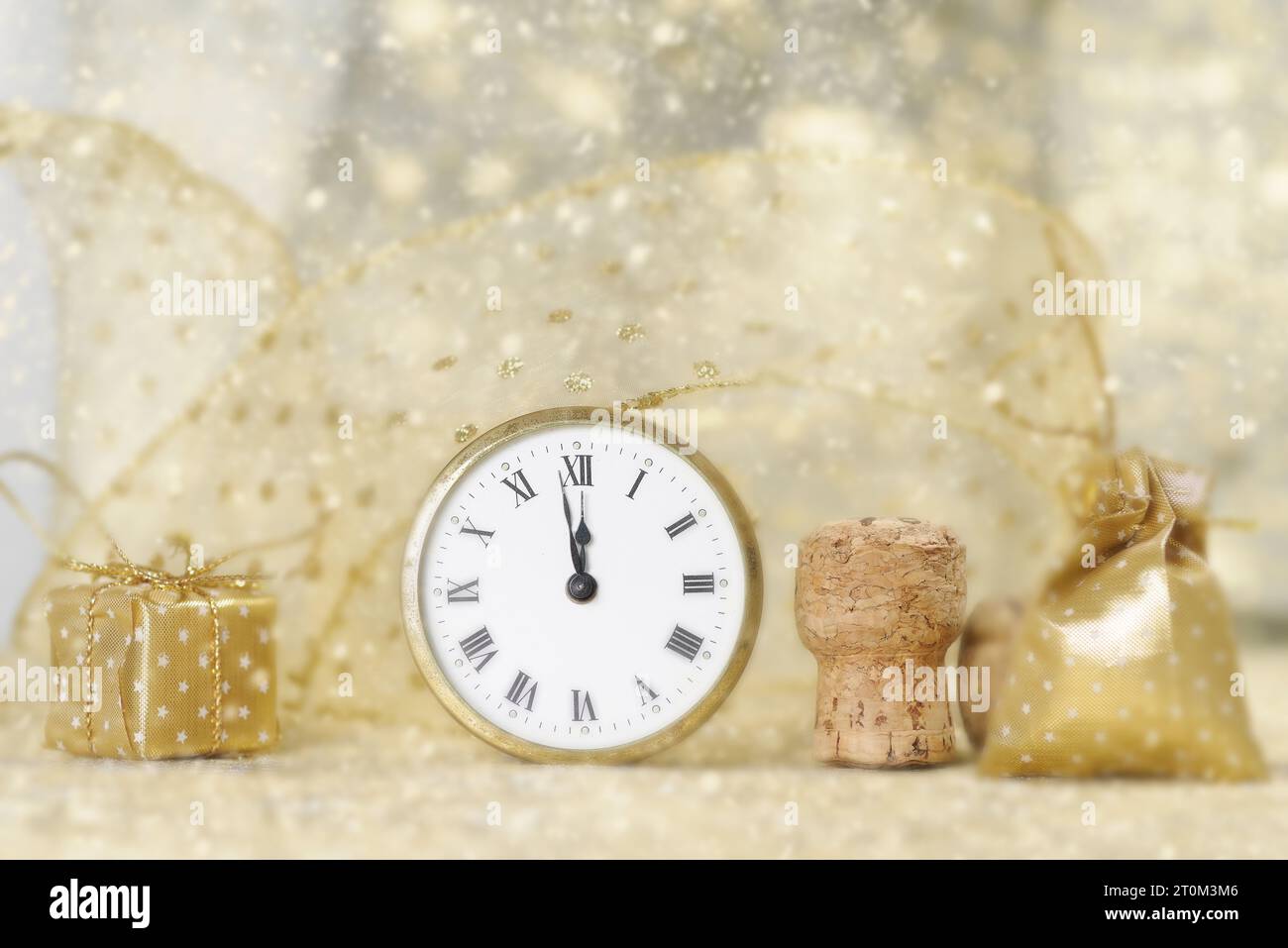 Concept du nouvel an, horloge près de minuit de 2024, fond bokeh Banque D'Images
