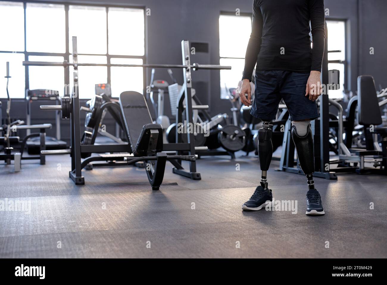 cliché recadré d'un jeune homme avec des jambes artificielles debout en toute confiance à la salle de gym. confiance. motivation, volonté, espace de copie Banque D'Images