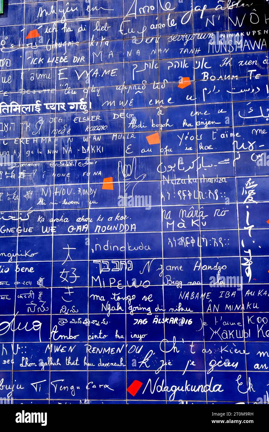 Le mur 0f Love dans le quartier Montmartre à Paris. Le mur contient les mots Je t'aime 311 fois en 250 langues. Banque D'Images