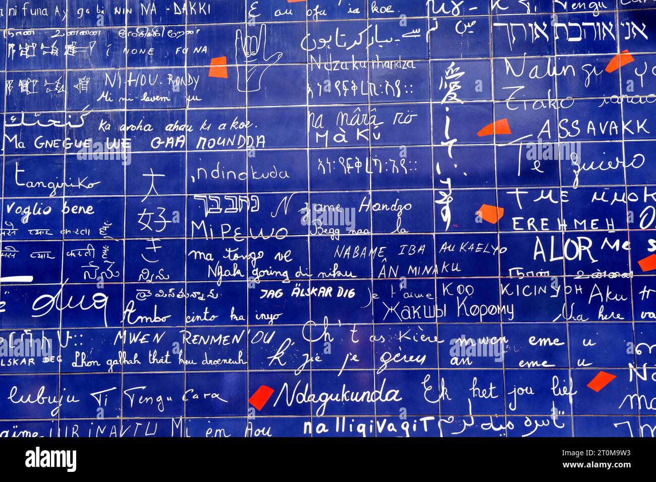 Le mur de l'amour dans le quartier Montmartre à Paris. Le mur contient les mots Je t'aime 311 fois en 250 langues. Banque D'Images