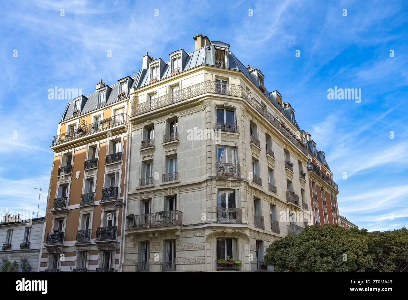 Paris, façade et fenêtres typiques, beau bâtiment à Montmartre Banque D'Images