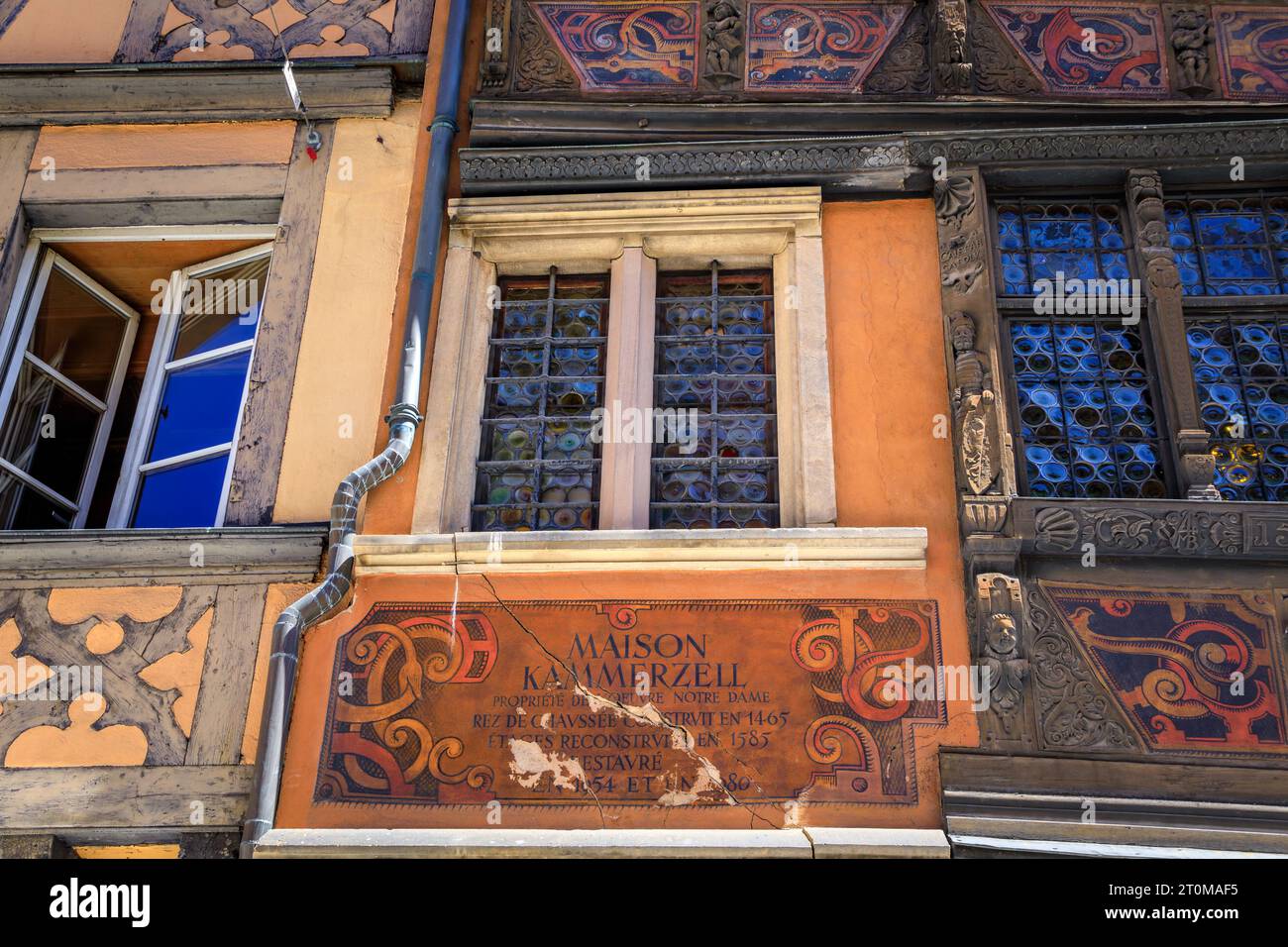 Strasbourg, France - 31 mai 2023 : Maison Kammerzell Maison Restaurant dans une maison médiévale ornée du 15e siècle à colombages sur la place de la cathédrale Banque D'Images