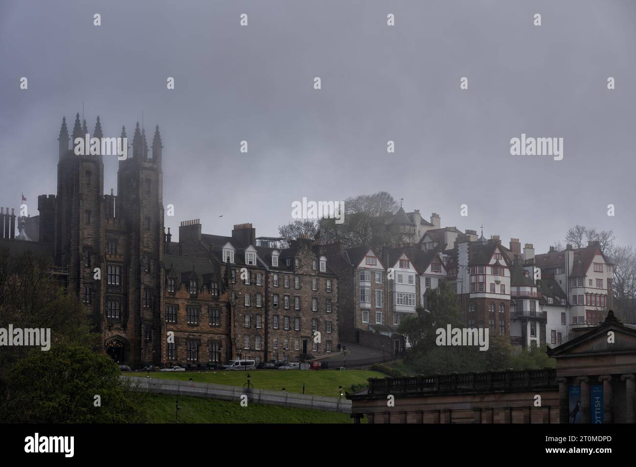 Vieille ville d'Edimbourg ville sur un jour brumeux, sombre en Écosse, Royaume-Uni. Skyline avec New College sur les maisons Mound et Ramsay Garden. Banque D'Images
