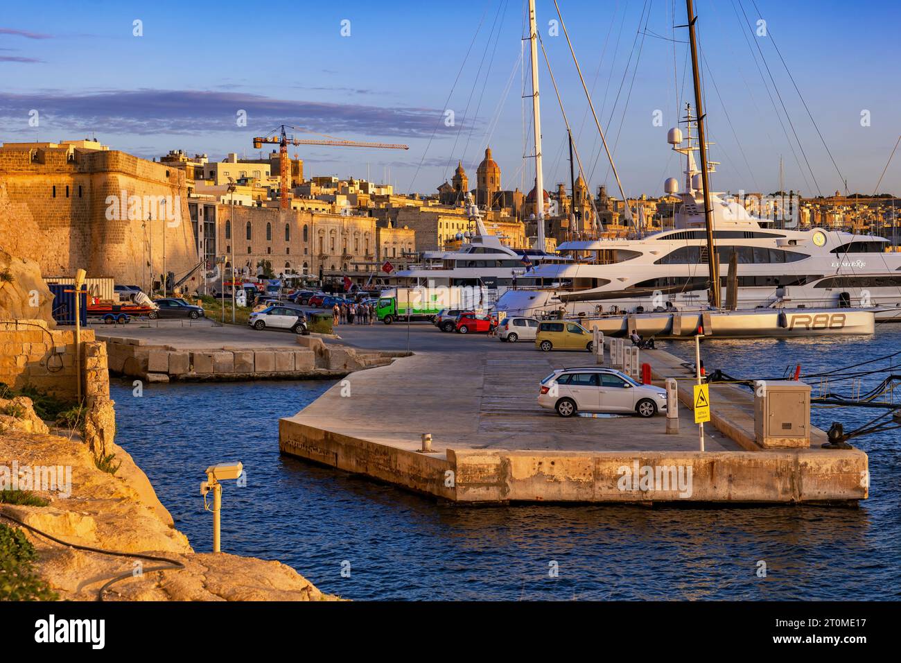 Grand Harbour Marina au coucher du soleil dans la ville de Birgu (Vittoriosa), Malte. Banque D'Images