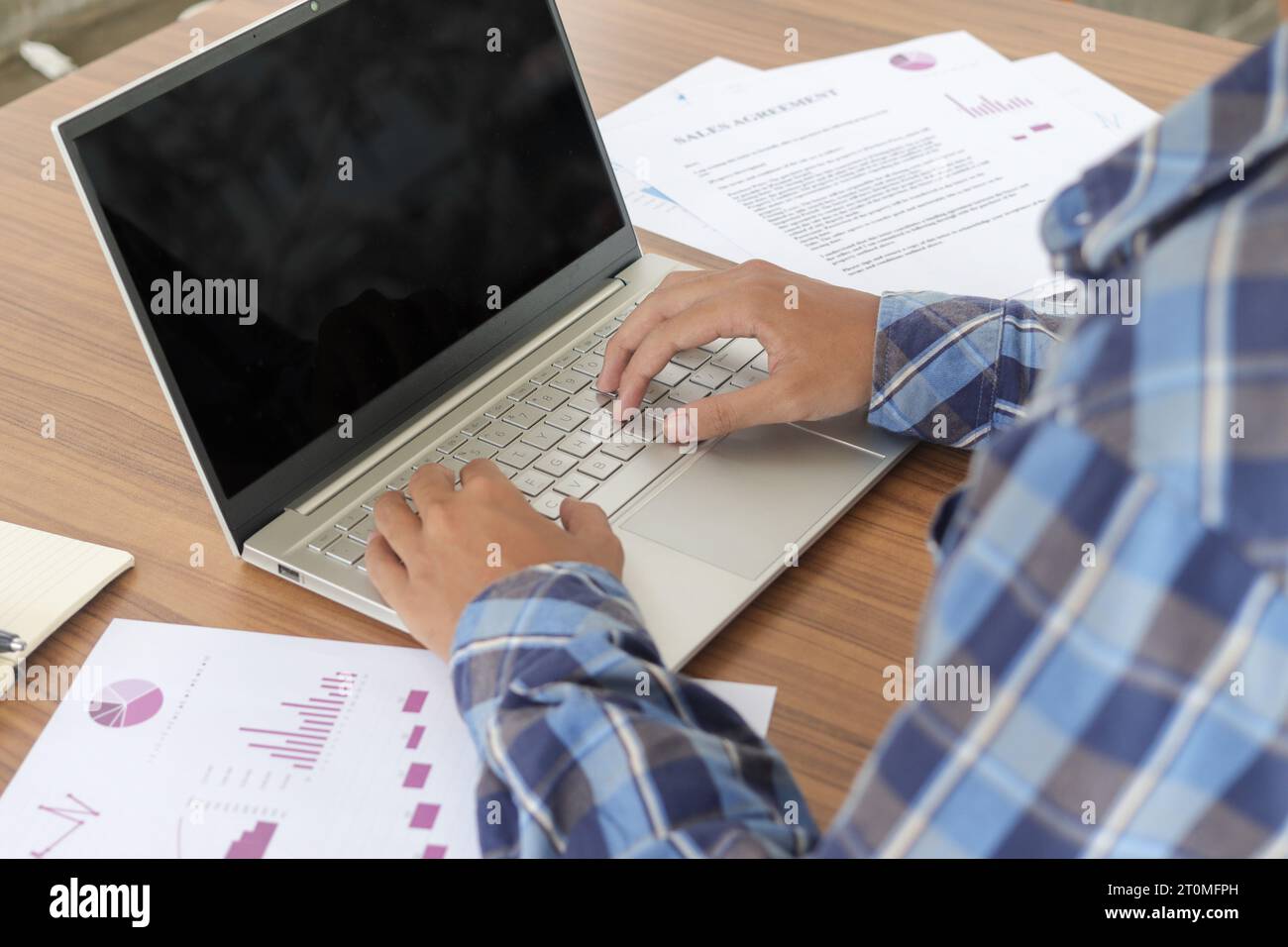 Gros plan de la main masculine indépendante remplissant le document officiel, la signature du contrat et la taxe. Document d'affaires et contrat de vente Banque D'Images