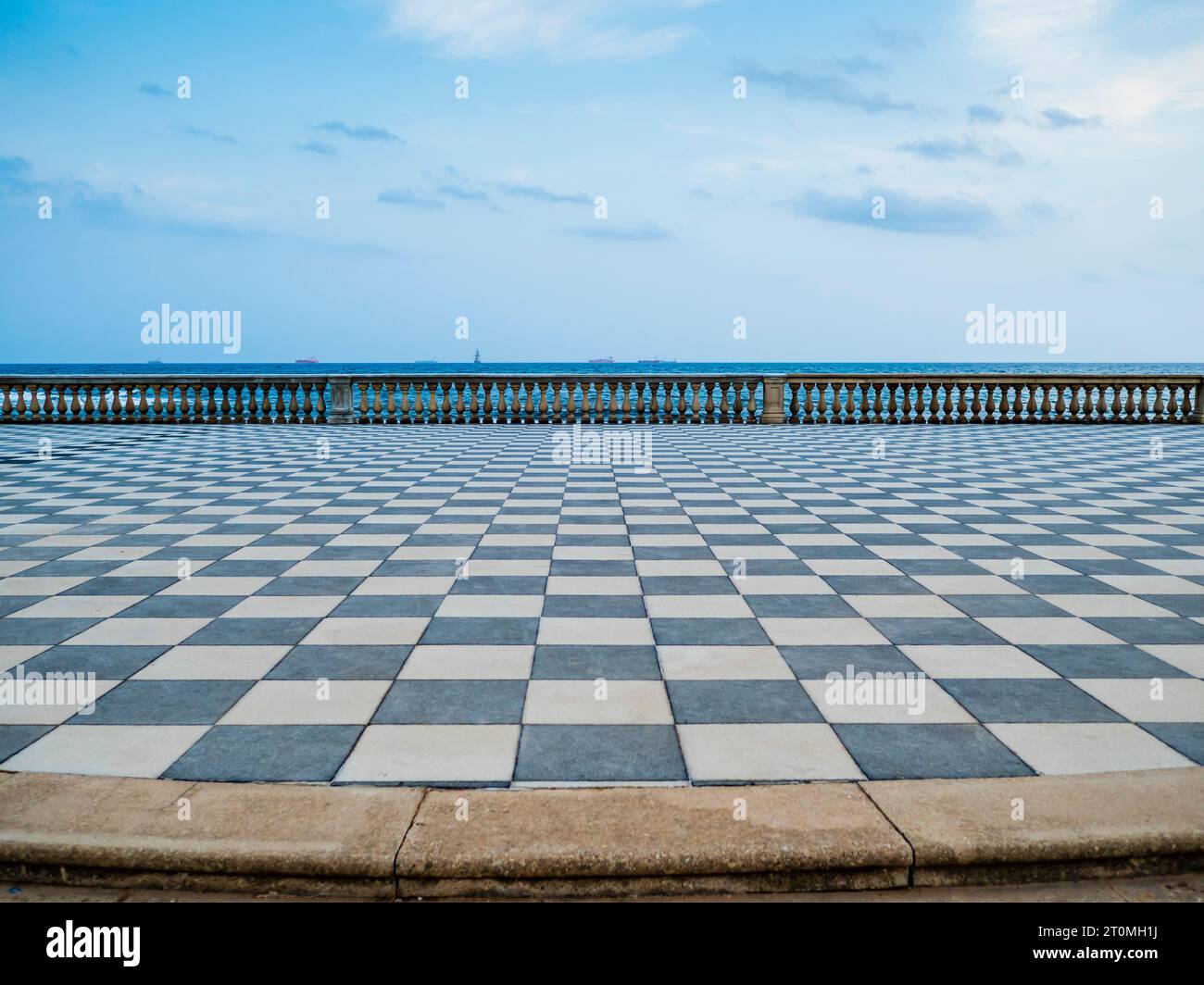 Vue imprenable sur Terrazza Mascagni, pittoresque terrasse belvédère avec une surface pavée en damier, Livourne, Toscane, Italie Banque D'Images