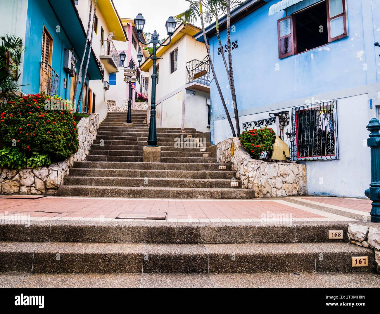 Escalier monumental de la colline de Santa Ana avec des maisons colorées faites dans le style colonial, Guayaquil, Équateur Banque D'Images