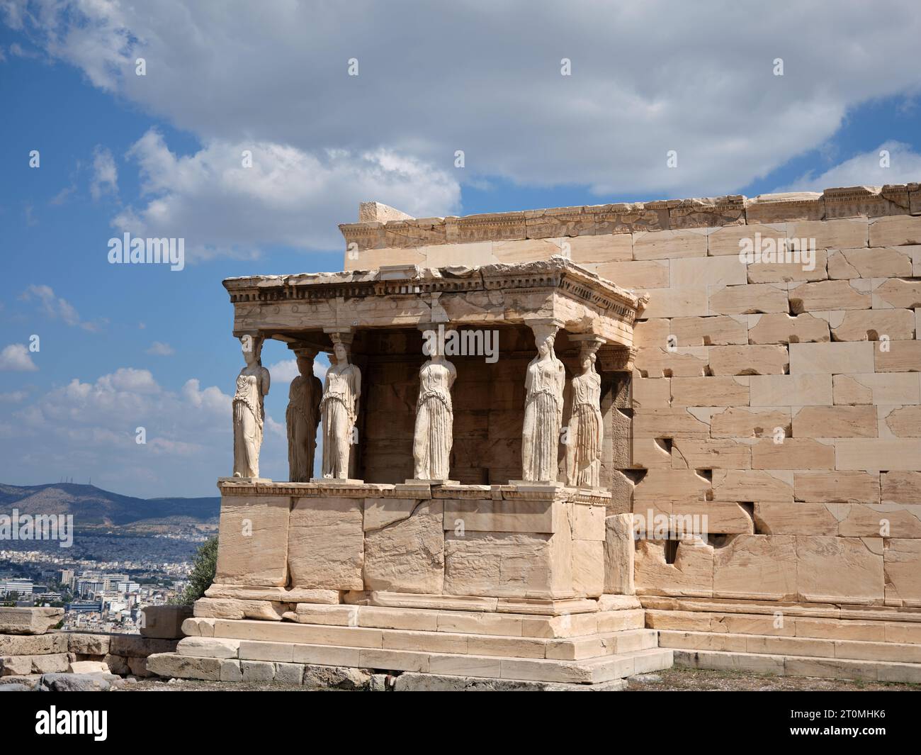 Les caryatides sont l'un des temples de l'Acropole d'Athènes (Grèce), un témoignage de l'art et de la culture grecs anciens. Banque D'Images