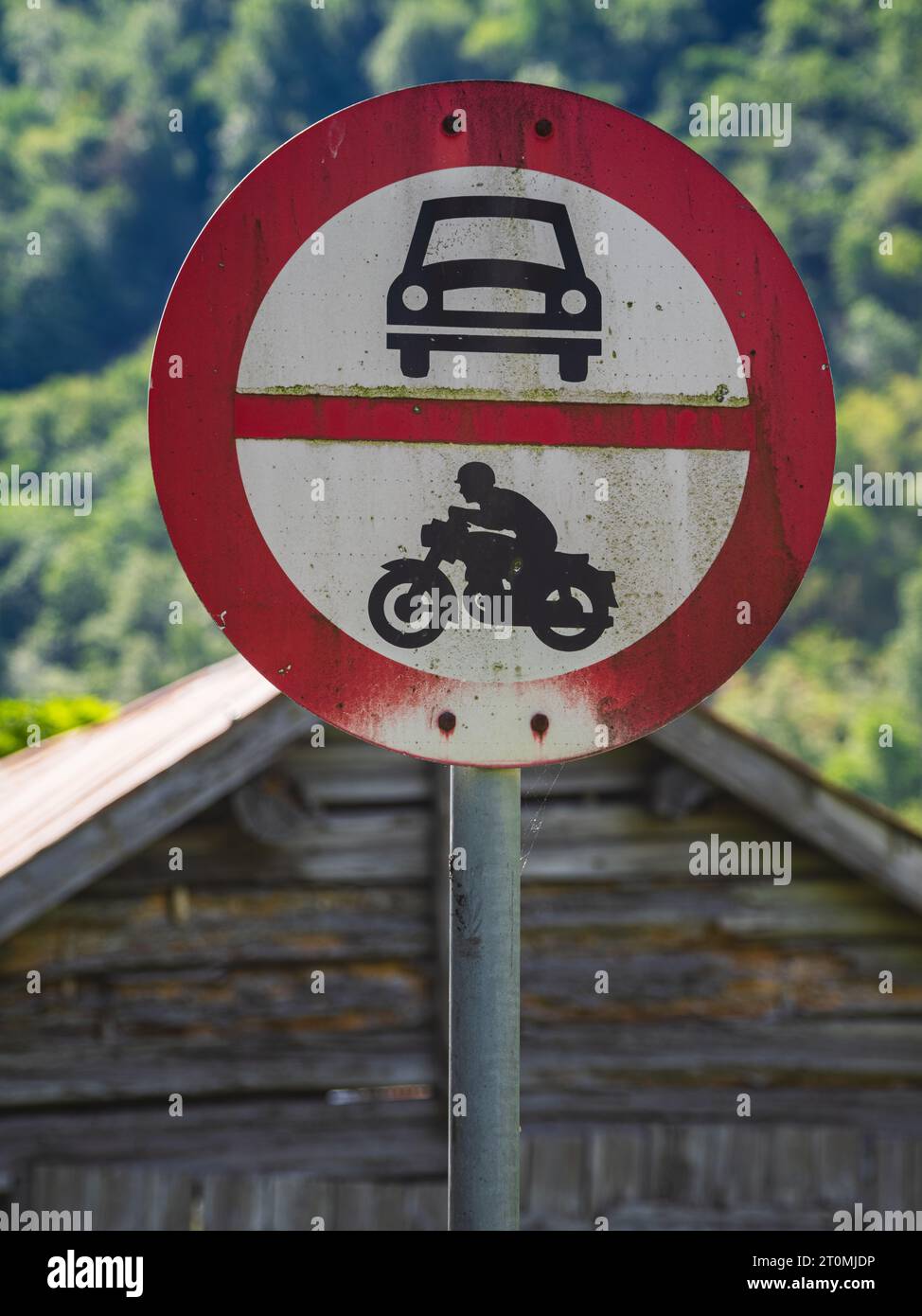 Panneau d'avertissement rouge circulaire sur l'ancienne route interdisant la conduite. Banque D'Images