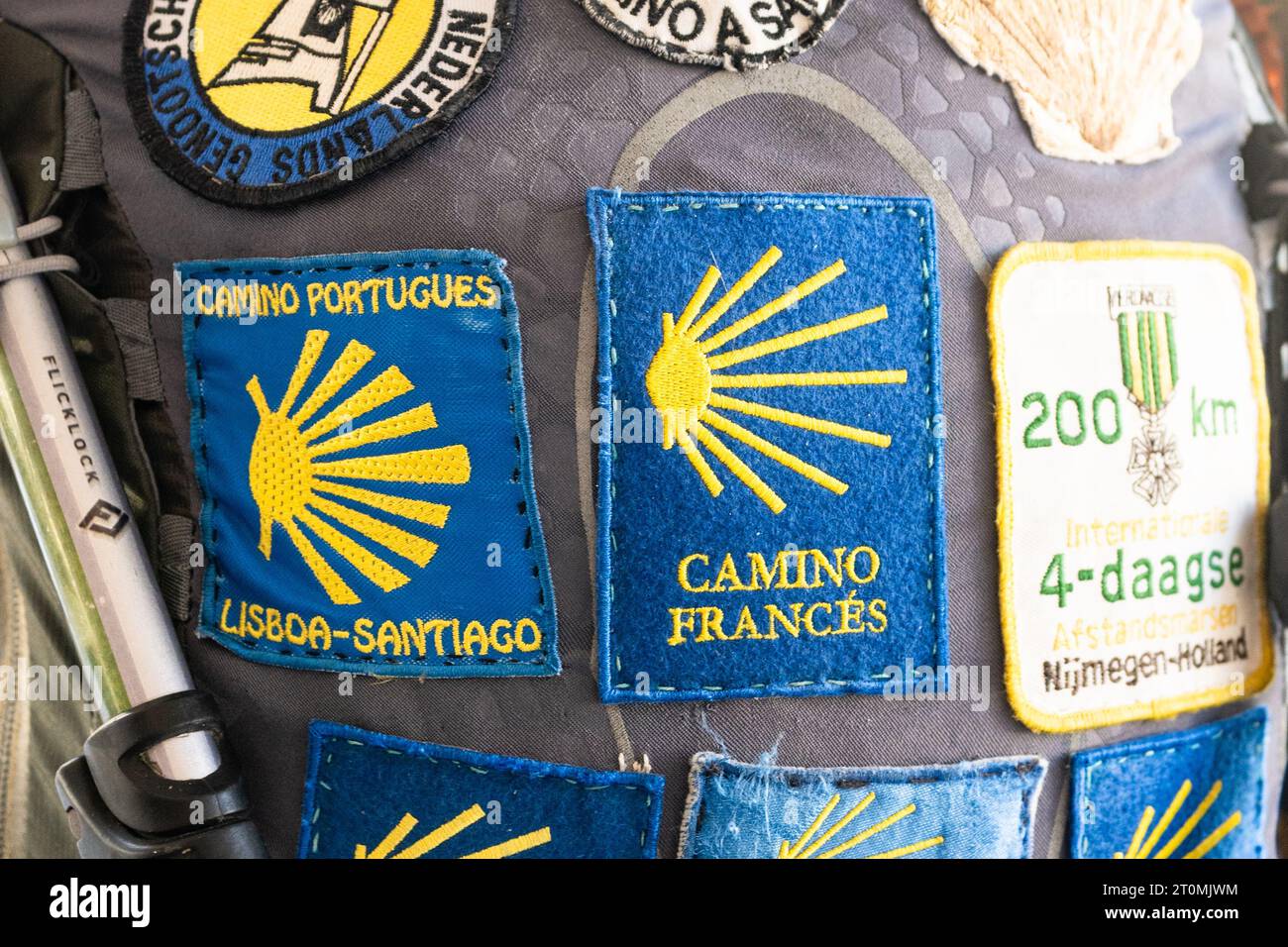 Badge Camino Frances sur le dos d'un sac à dos de pèlerin Banque D'Images