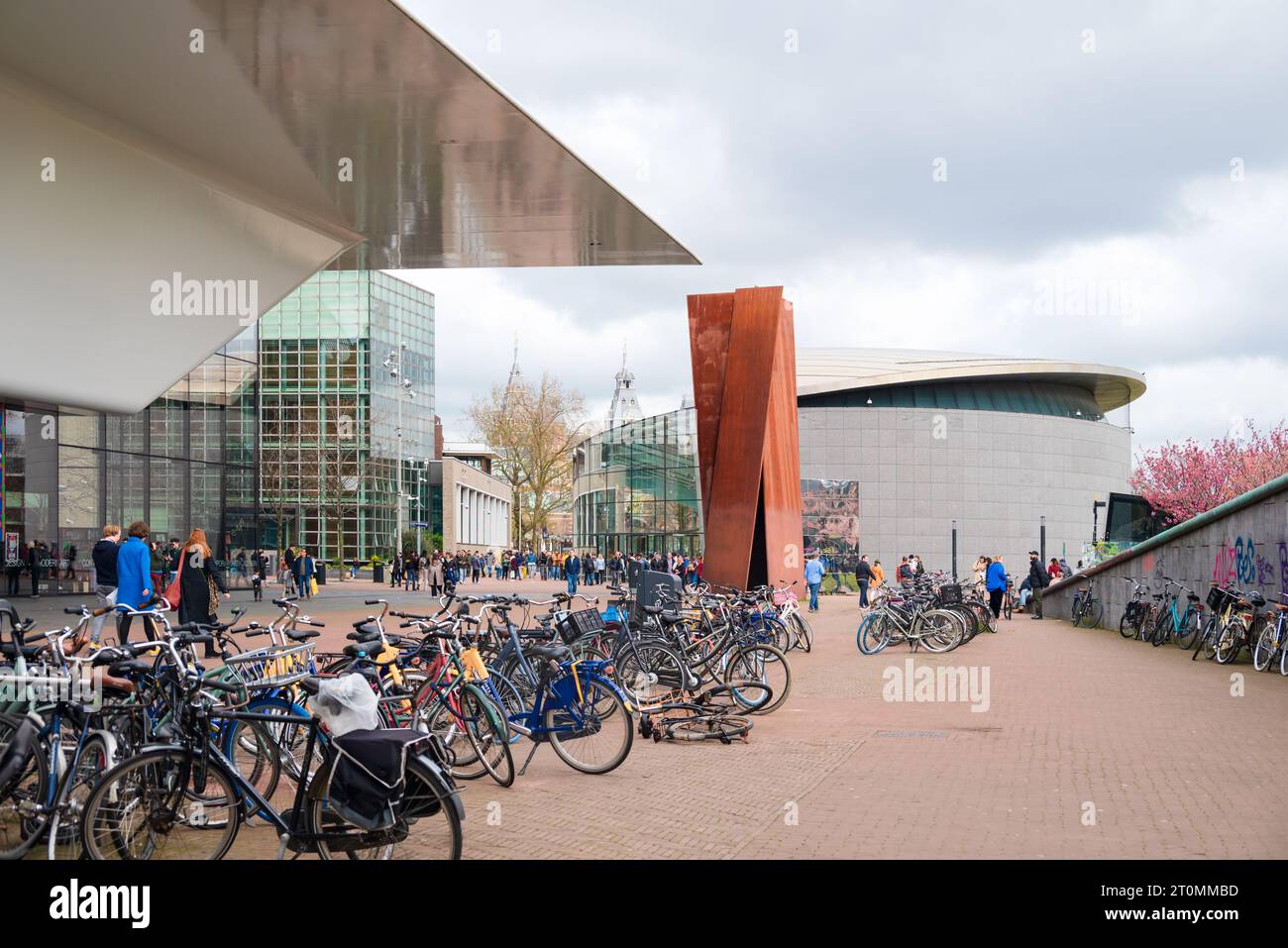 Amsterdam, pays-Bas - extension du musée Van Gogh par Kisho Kurokawa avec la sculpture Sight point (pour Leo Castelli) par Richard Serra Banque D'Images