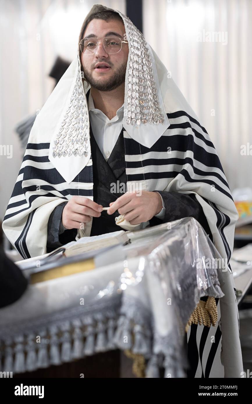 Pendant Soukkos, un juif orthodoxe prie avec ferveur dans une synagogue du comté de Rockland, New York. Banque D'Images