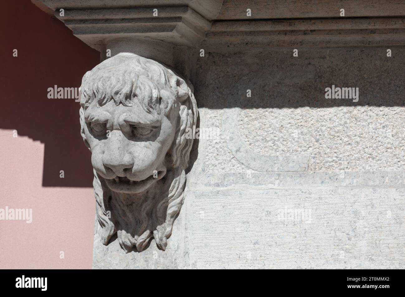 Statue d'une tête de lion sur la façade d'un bâtiment. Visage de monstre sculpté gothique Banque D'Images