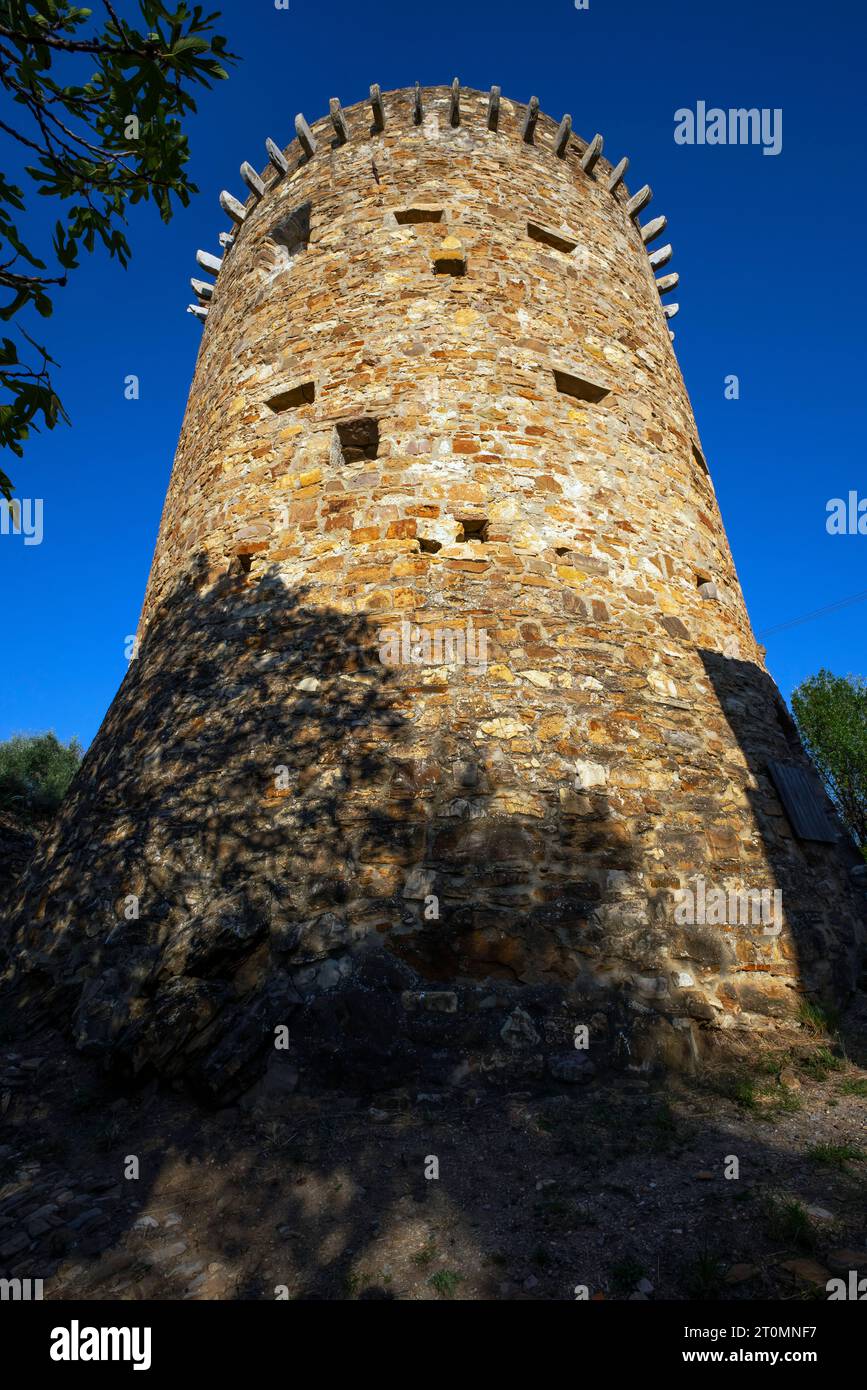 Tour anti-barbarie (Torre antibaresca) dans le village de Torrazza près d'Imperia, Ligurie, Italie. Banque D'Images