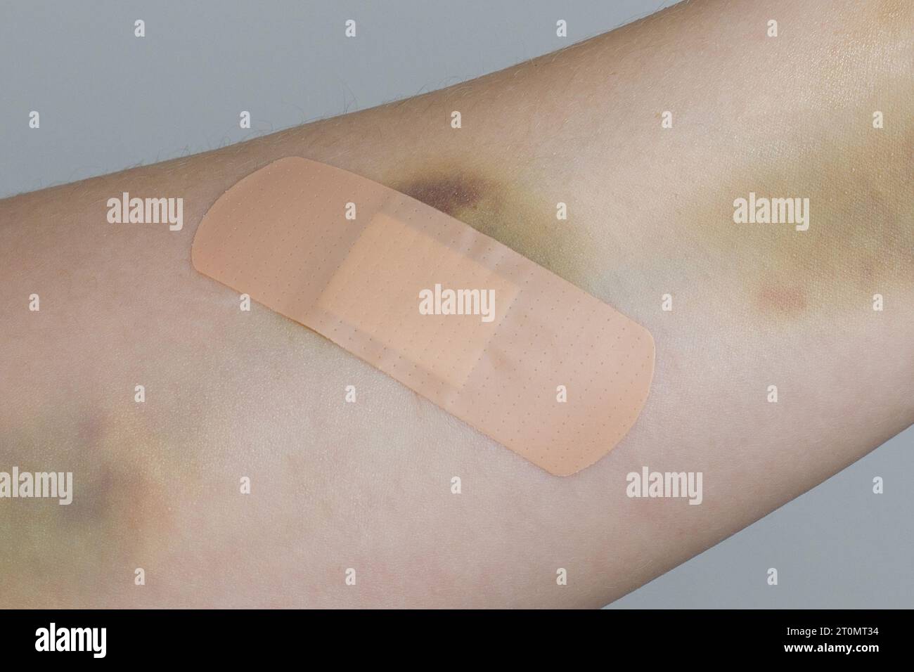 Main humaine avec aide-bande rapprochée Banque D'Images