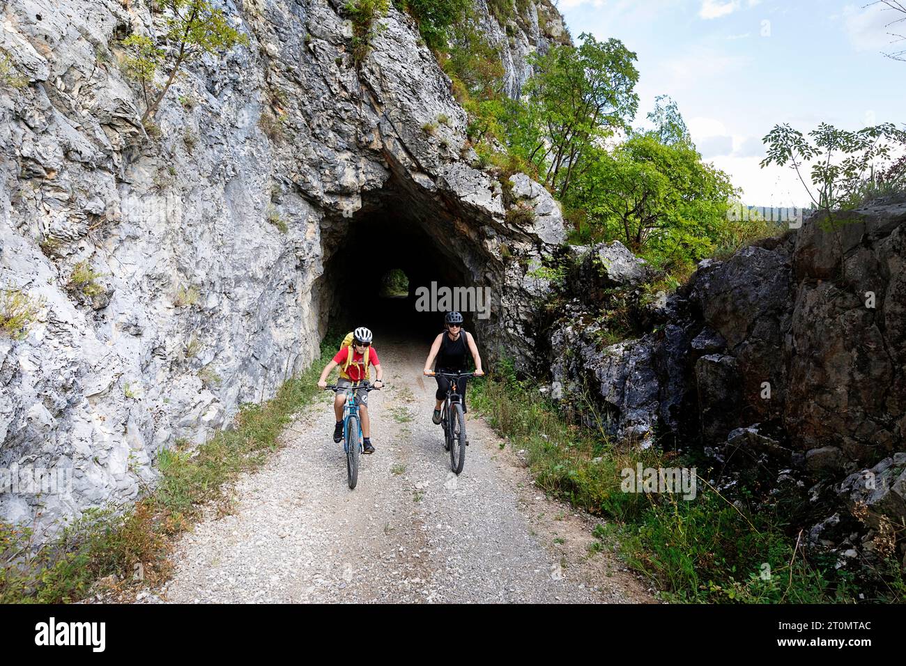 Mère et fils, touristes sur un voyage à vélo dans la campagne autour de Pivka, vélo sur la vieille route militaire italienne construite avant la première Guerre mondiale, slovénie Banque D'Images