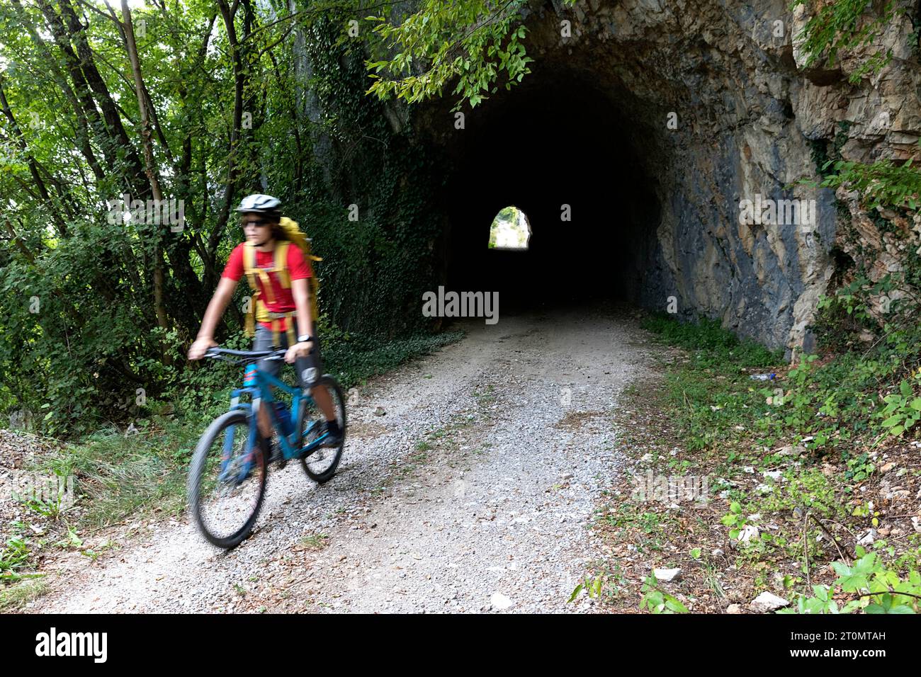 Garçon, touriste sur un voyage à vélo dans la campagne autour de Pivka, vélo sur la vieille route militaire italienne construite avant la première Guerre mondiale, slovénie Banque D'Images