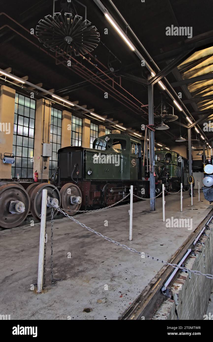 Une locomotive à vapeur et une locomotive diesel sont dans le dépôt pour entretien dans un musée Banque D'Images